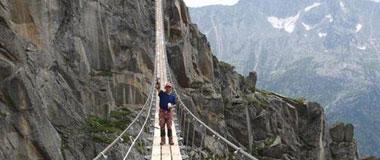 Nieuwe hangbrug in Göscheneralp (Centraal Zwitserland)