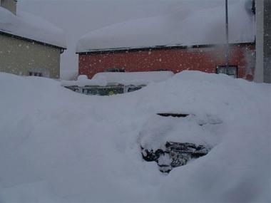 Zware sneeuwval in Simplon dorf